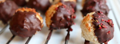 Galletas navideñas saludables: macarrones de coco con glaseado de chocolate