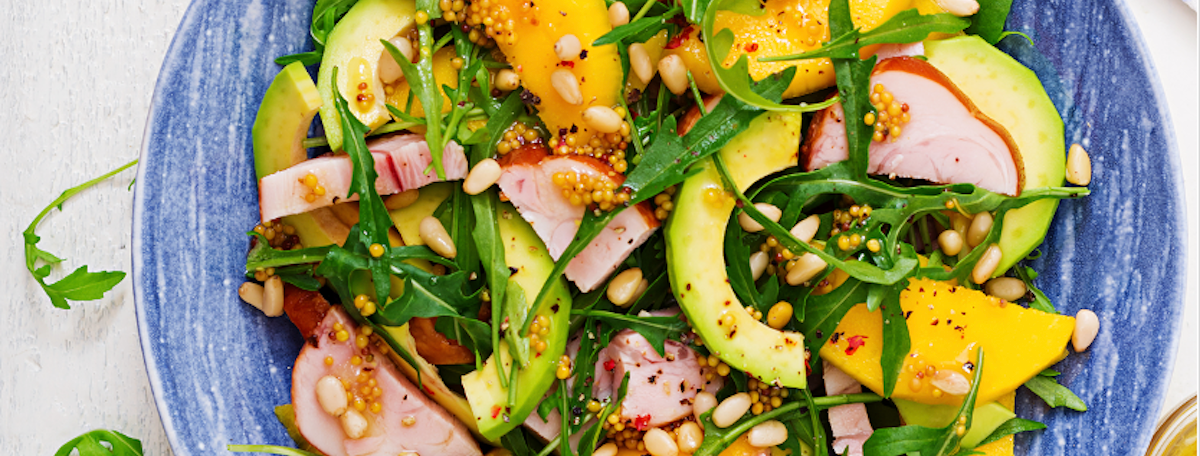 Receta baja en carbohidratos: Ensalada de mango, aguacate y rúcula con pechuga de pollo
