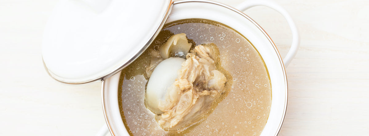 Cocer huesos de res para obtener un delicioso caldo de huesos